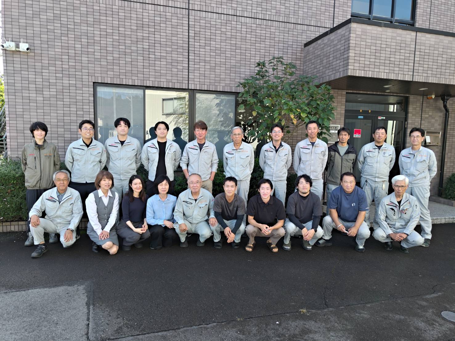 エネサーブ岐阜の社員一同（本社前）